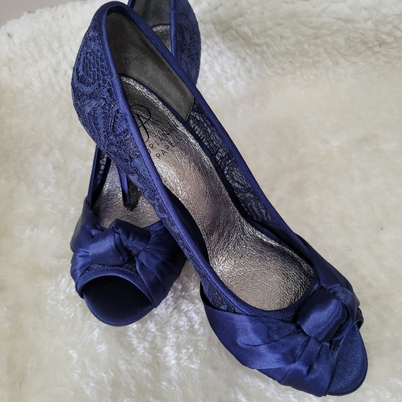 Adrianna Papell Blue Lace Pumps - Picture 6 of 8
